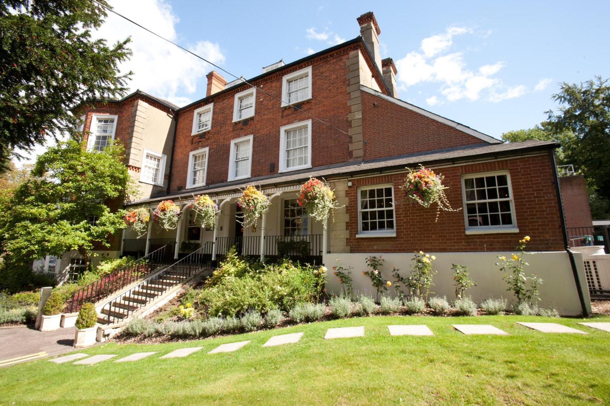 Brandshatch Place & 4*